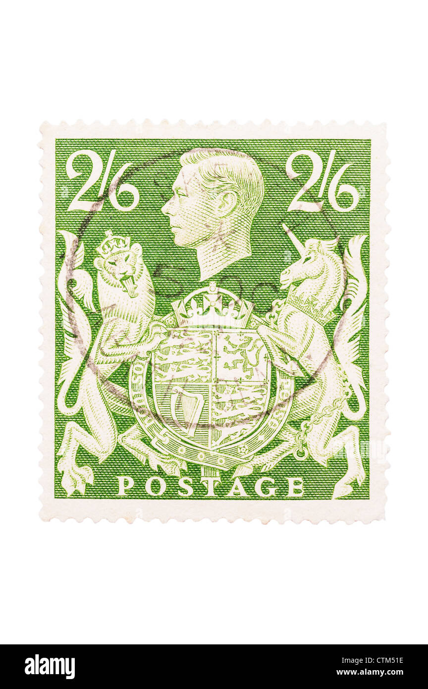 Un roi George VI deux shillings et six pence green 2s 6d de timbres-poste sur un fond blanc Banque D'Images