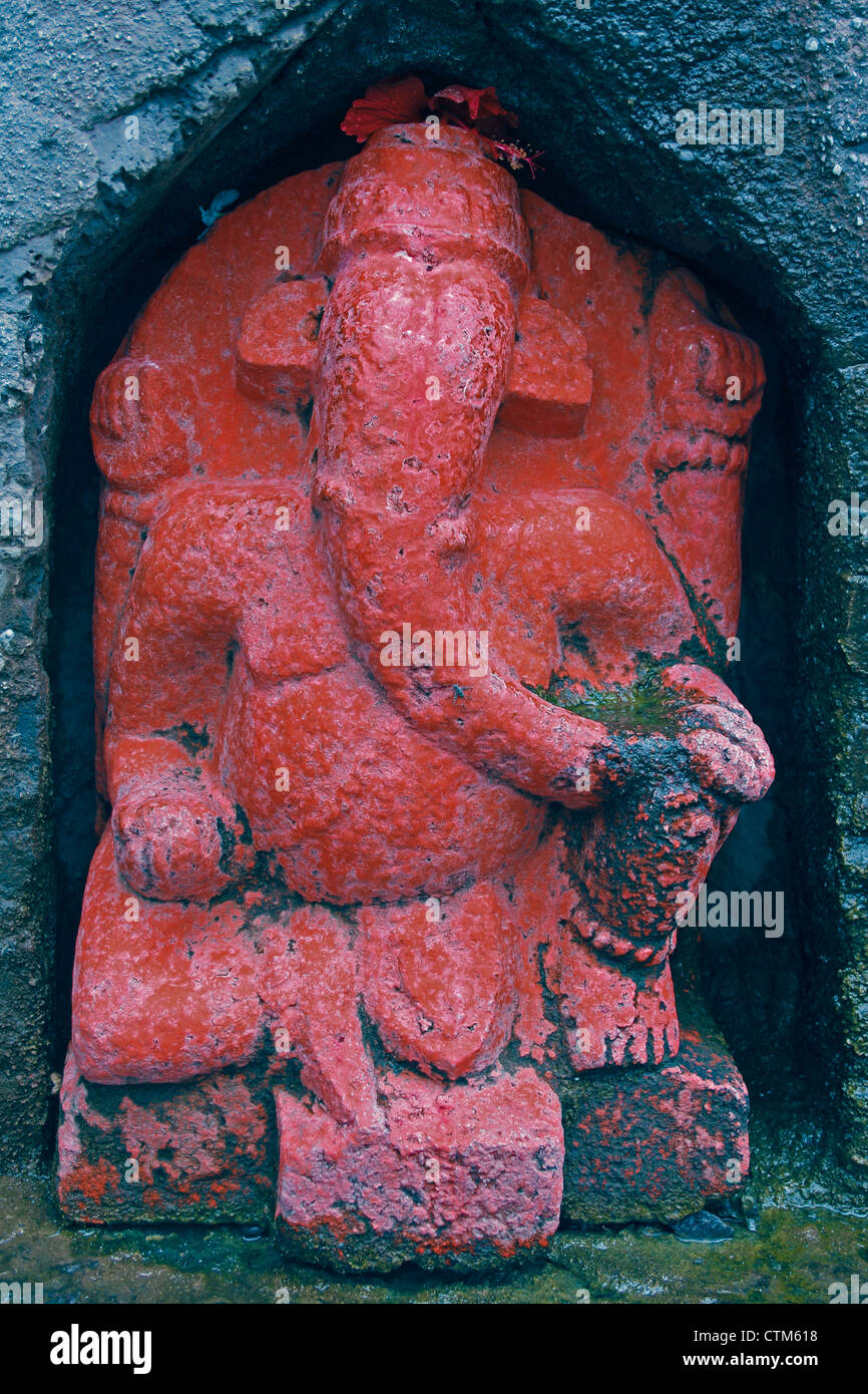 La tête de l'éléphant à Shri Ganesha Seigneur Indien Koteshwar Temple situé entre le Village et membre Gove, Satara, Maharashtra, Inde Banque D'Images