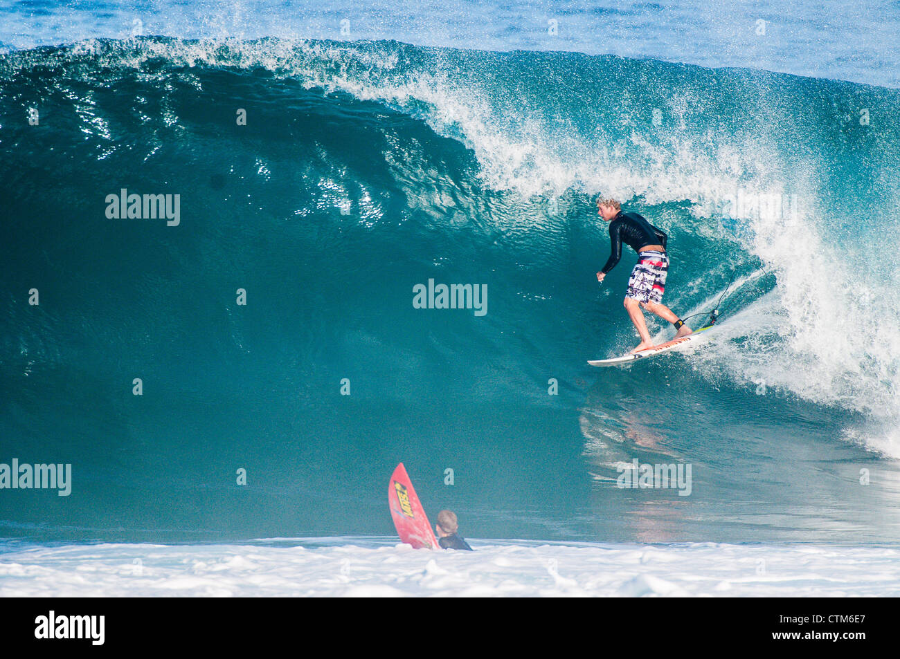 Surfeur professionnel John John Florence surf au pipeline Backdoor, North Shore, Oahu, Hawaii Banque D'Images
