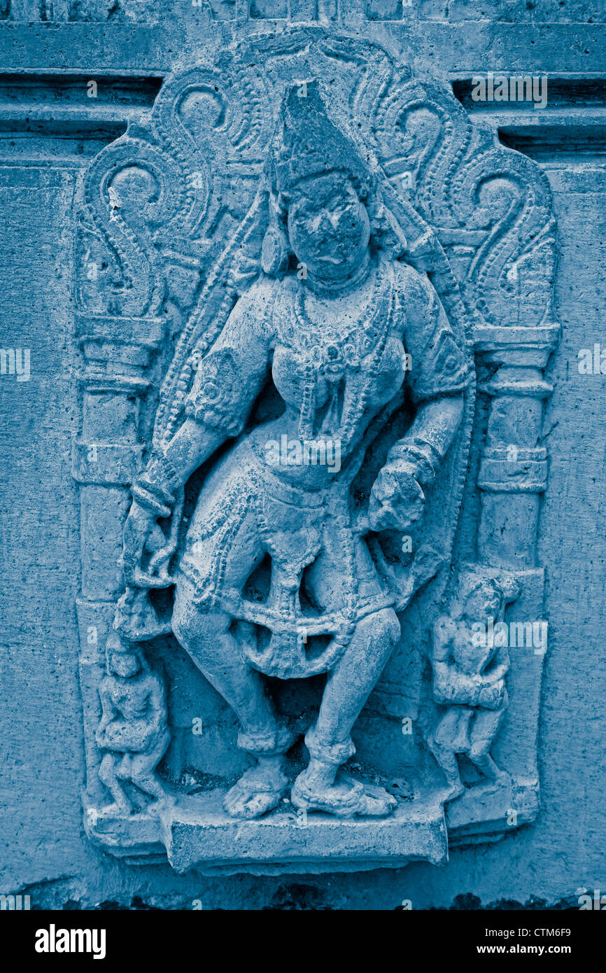 Sculpter à Shri bhiravnath Temple de Seigneur Shiva à Kikli, Maharashtra, Inde Banque D'Images