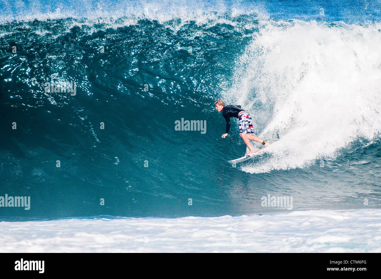 Surfeur professionnel John John Florence surf au pipeline Backdoor, North Shore, Oahu, Hawaii Banque D'Images