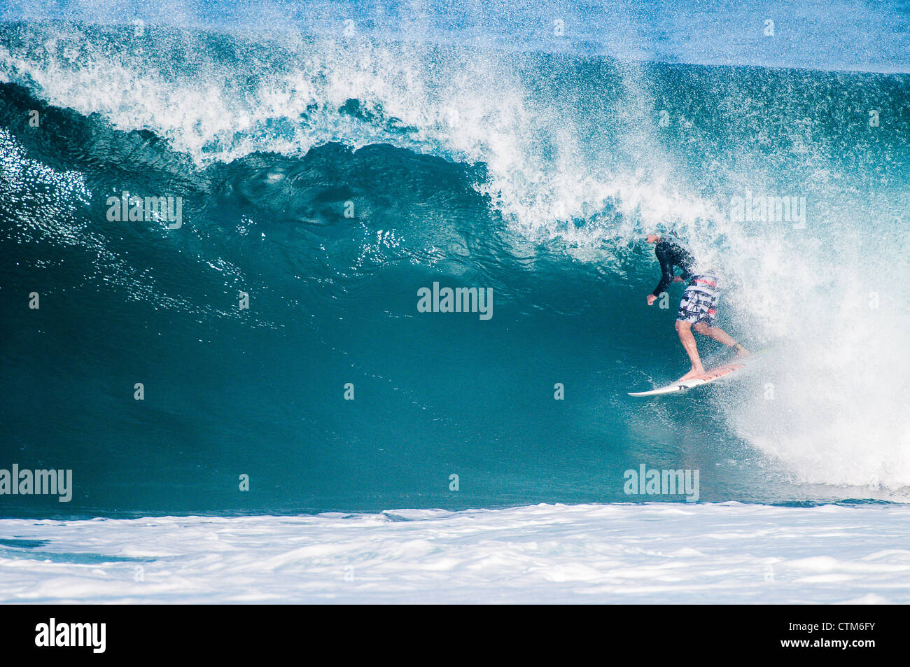 Surfeur professionnel John John Florence surf au pipeline Backdoor, North Shore, Oahu, Hawaii Banque D'Images