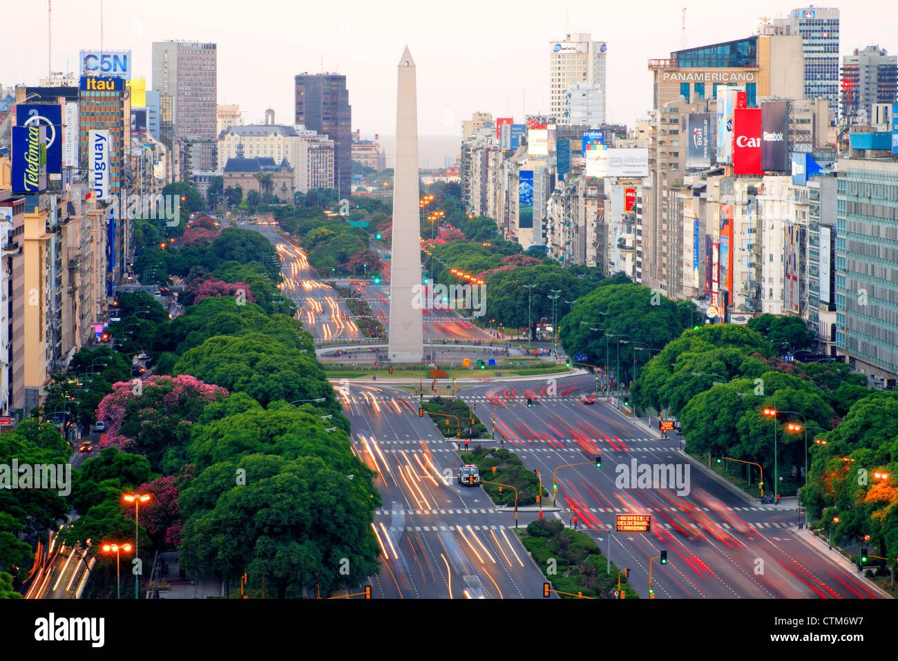 Vue aérienne de l'Avenue 9 de Julio, avec l'Obélisque Monument, au crépuscule, avec voiture. Une exposition longue, Buenos Aires, Argentine Banque D'Images