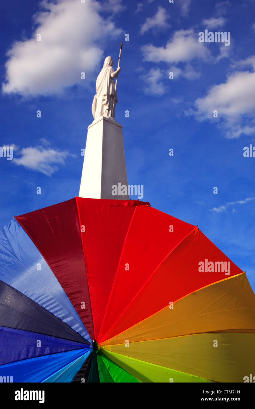 Pyramide derrière un parapluie peut-symbole de l'égalité, lors de la "gay parade" en mars, la place de Mai, Buenos Aires, Argentine. Banque D'Images