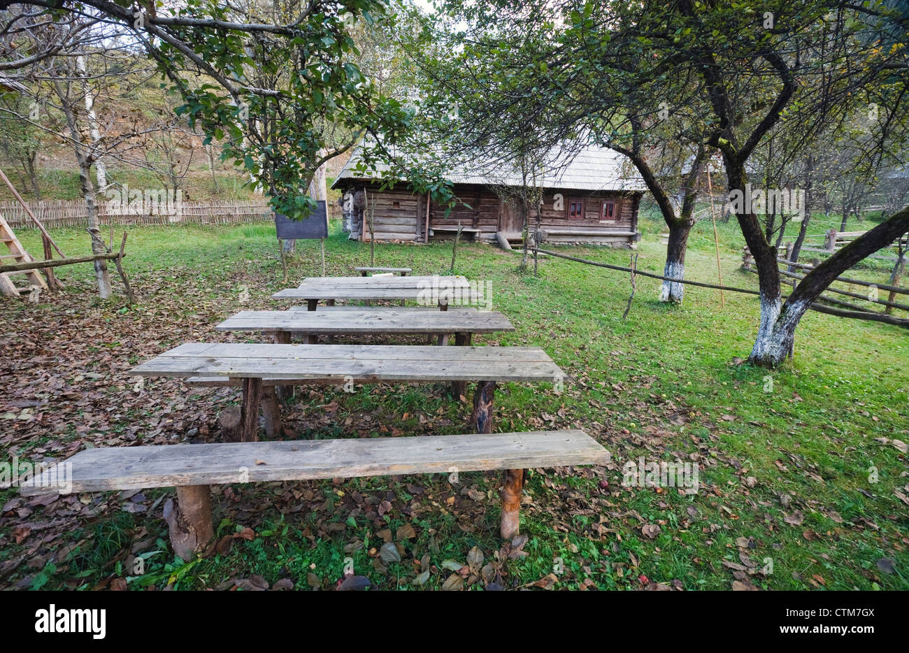 Automne Misty Mountain village avec école en bois(Carpathian , Ukraine). Banque D'Images