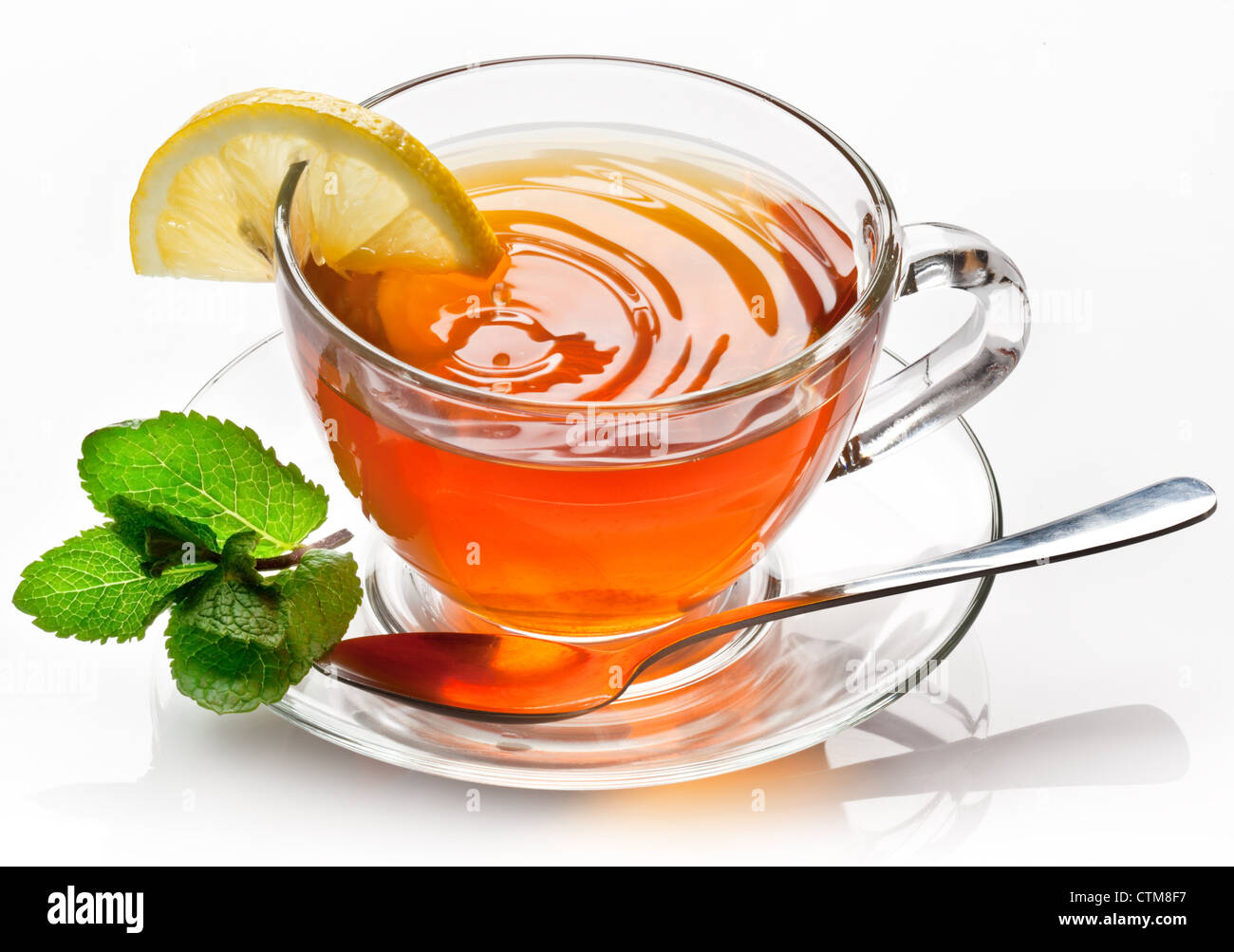 Tasse de thé à la menthe isolé sur un fond blanc. Banque D'Images