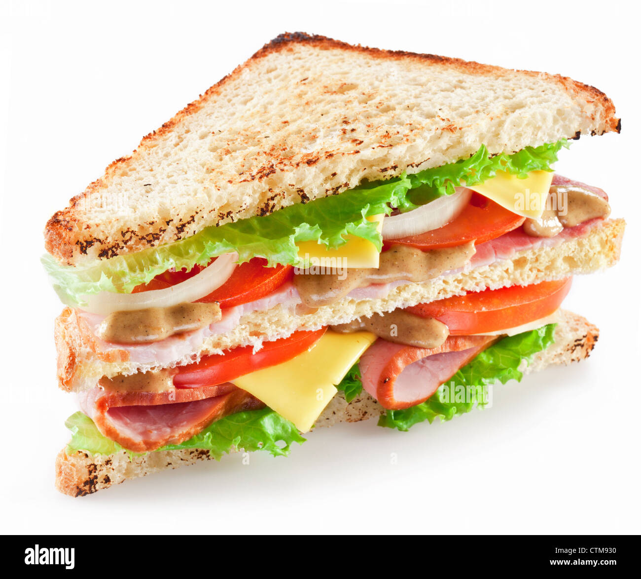 Sandwich au jambon et légumes sur fond blanc Banque D'Images