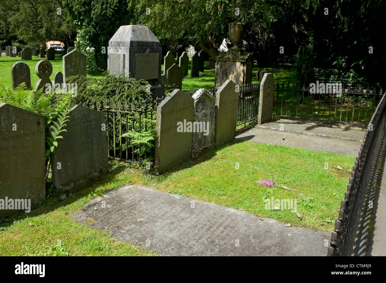 Les pierres tombales de la famille Wordsworth de William Wordsworth sont gravées en été à St Oswald Église Grasmere Cumbria Angleterre Royaume-Uni GB Grande-Bretagne Banque D'Images