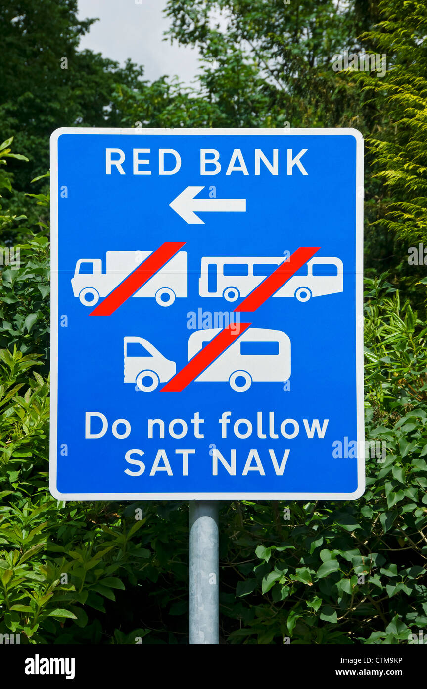 Gros plan de l'avertissement ne pas suivre le système de navigation par satellite Panneaux de signalisation Red Bank Grasmere Cumbria Angleterre Royaume-Uni GB Grande-Bretagne Banque D'Images Gros plan de l'avertissement ne pas suivre le système de navigation par satellite Panneaux de signalisation Red Bank Grasmere Cumbria Angleterre Royaume-Uni GB Grande-Bretagne Banque D'Images