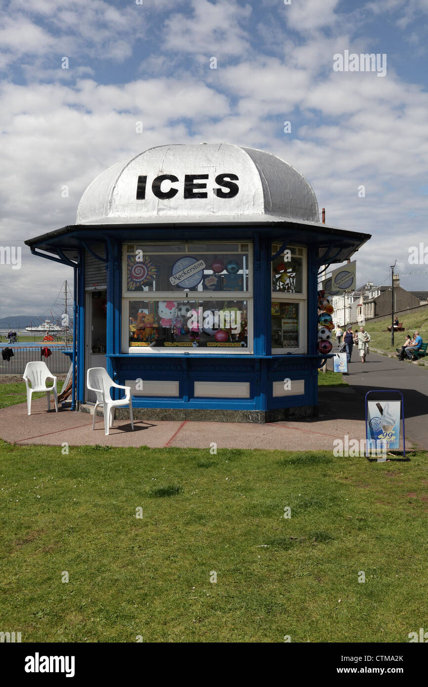 Mackerston Ice Cream Kiosk vend de la crème glacée, des bonbons et des boissons dans la ville balnéaire de Largs, dans le nord de l'Ayrshire, en Écosse, au Royaume-Uni Banque D'Images