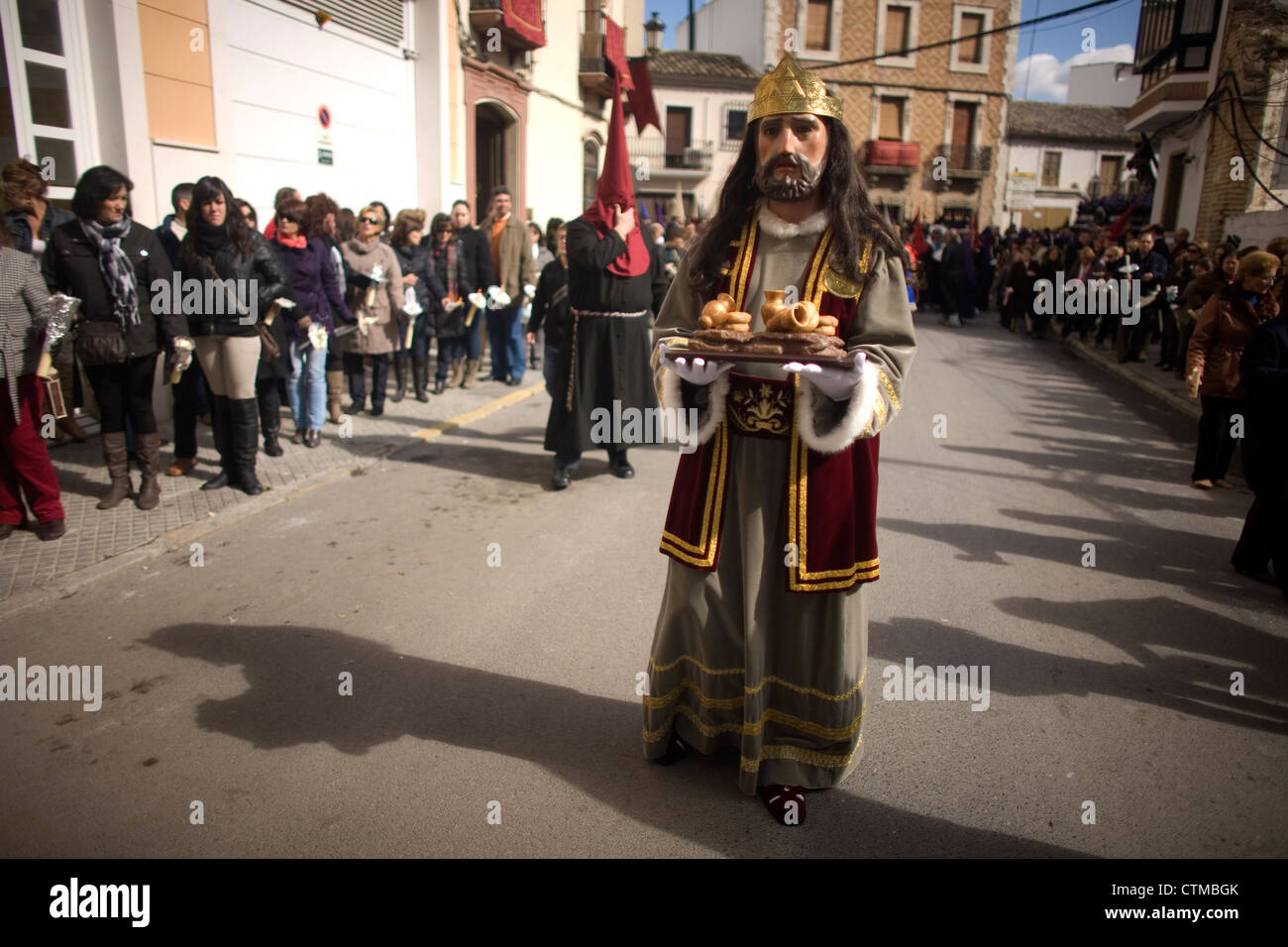 Un homme masqué vêtu comme un personnage biblique à Pâques Semaine Sainte à Puente Genil, Cordoue, Andalousie, Espagne Banque D'Images