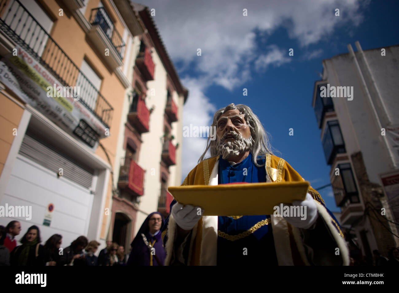 Un homme masqué vêtu comme un personnage biblique est titulaire d'une relique à Pâques Semaine Sainte procession en Puente Genil, Andalousie, Espagne Banque D'Images