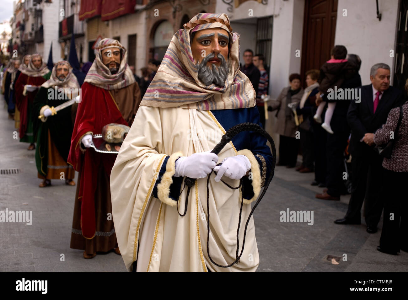 Des hommes masqués déguisés en personnages bibliques à Pâques Semaine Sainte à Puente Genil, Cordoue, Andalousie, Espagne Banque D'Images