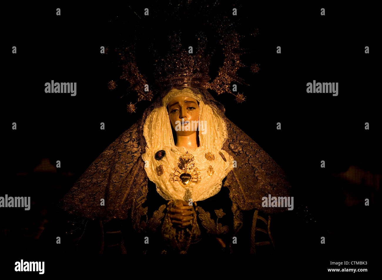 Une statue de la Vierge Marie se trouve sur l'écran dans une église au cours d'une procession de la Semaine Sainte de Pâques dans la région de Puente Genil, Espagne Banque D'Images