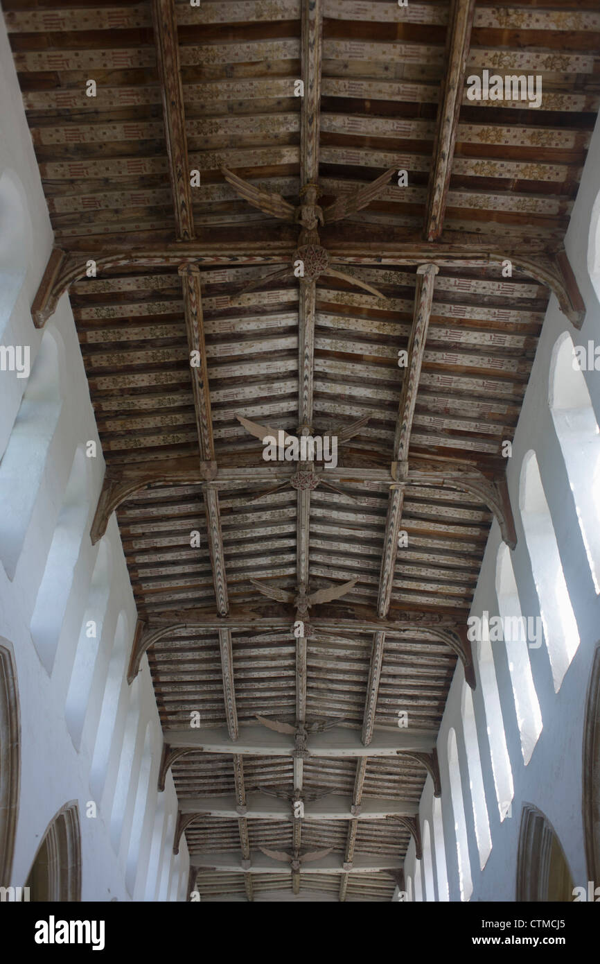 Gouttières à colombages avec des inscriptions et des anges sculptés dans le toit de Blythburgh église, Suffolk. Banque D'Images