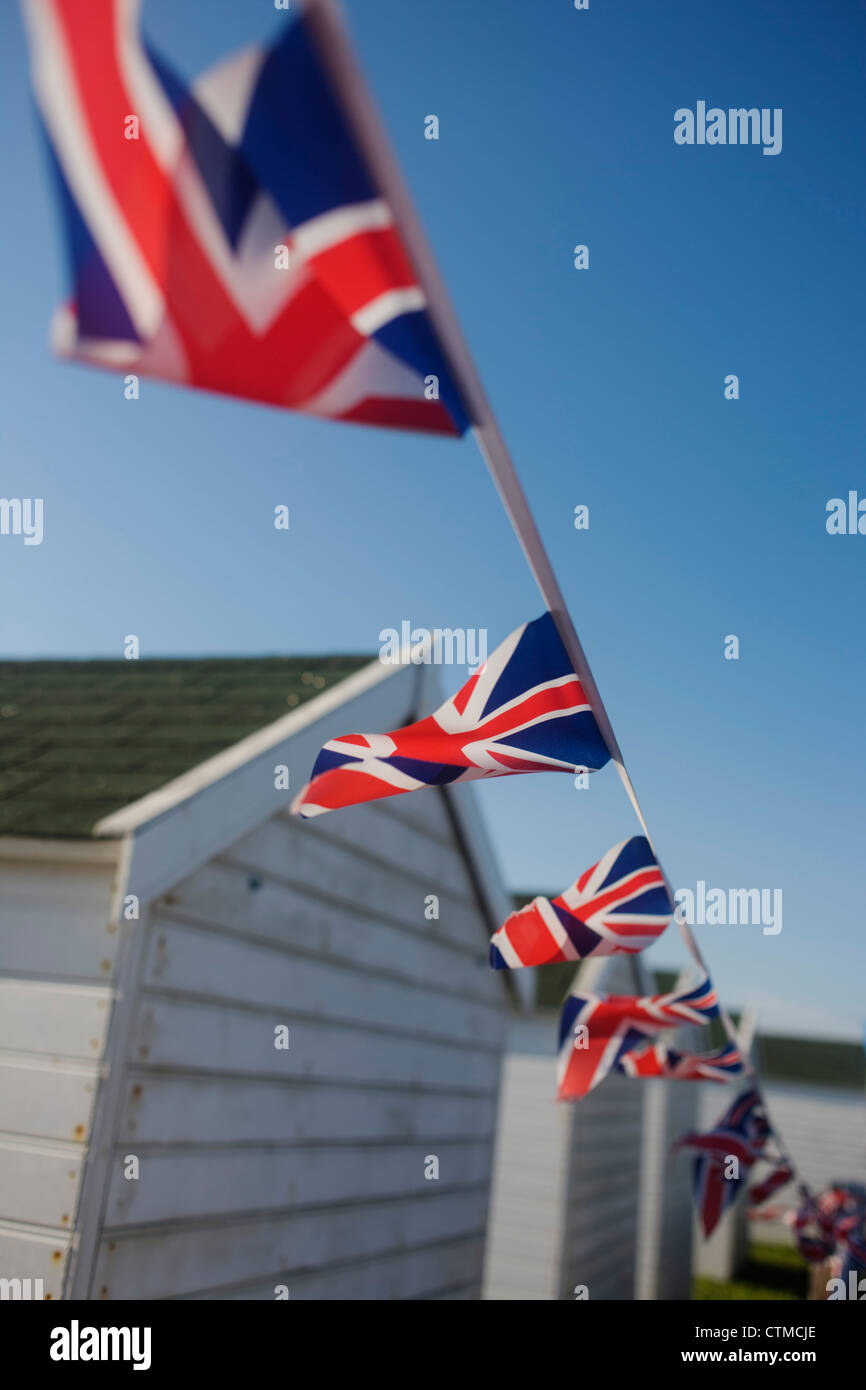 Union Jack drapeaux flottent sur une brise d'été à la ville balnéaire de Suffolk Southwold, Suffolk. Banque D'Images
