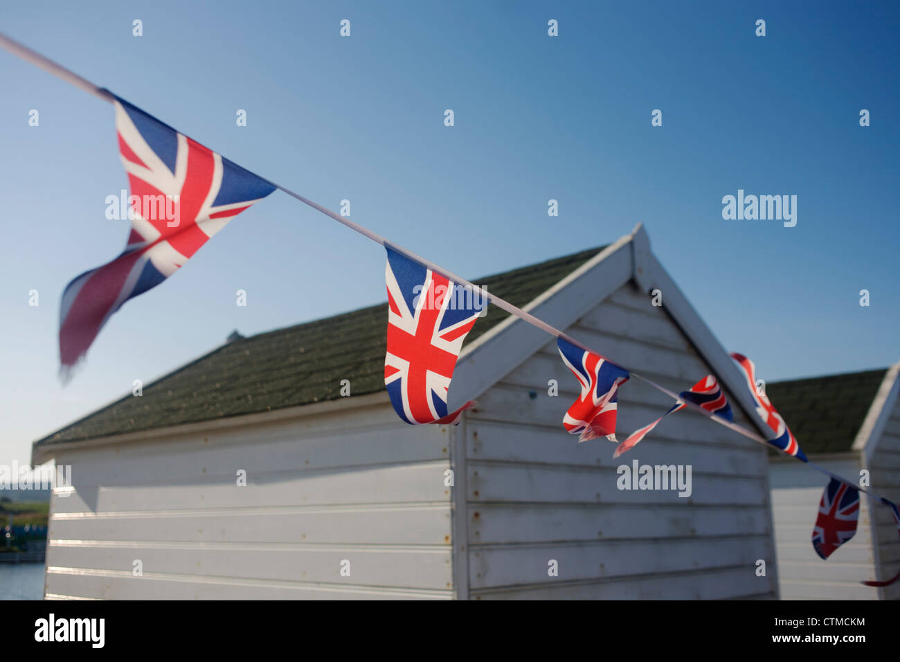 Union Jack drapeaux flottent sur une brise d'été à la ville balnéaire de Suffolk Southwold, Suffolk. Banque D'Images