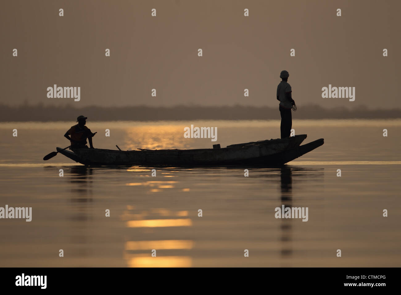 Bateau de pêcheurs coucher du soleil Banque D'Images