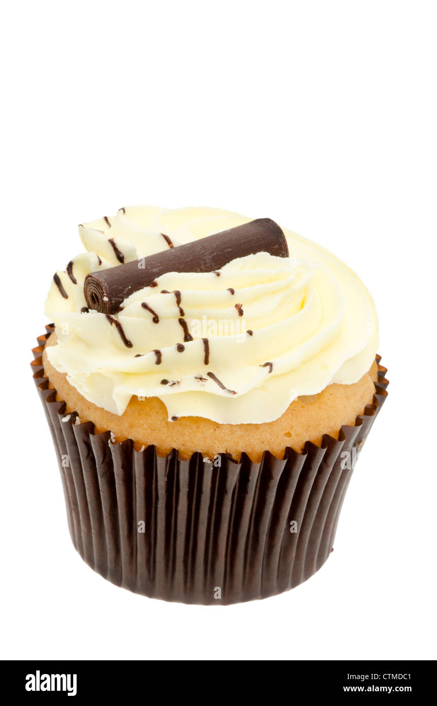 Cupcake buttercream avec dégivrage et un morceau de chocolat - studio photo avec un fond blanc Banque D'Images