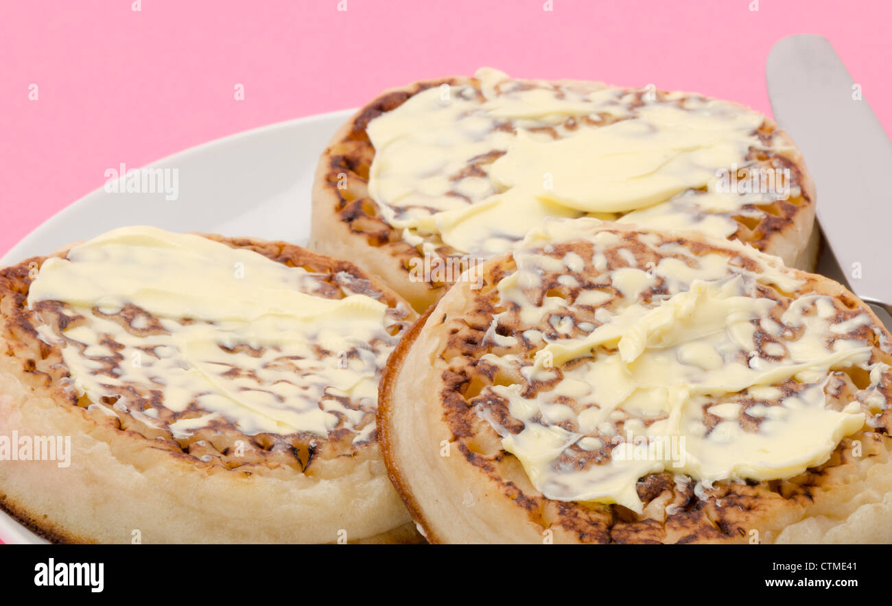 Anglais des crumpets beurrés servis sur un plateau thé blanc chine Banque D'Images