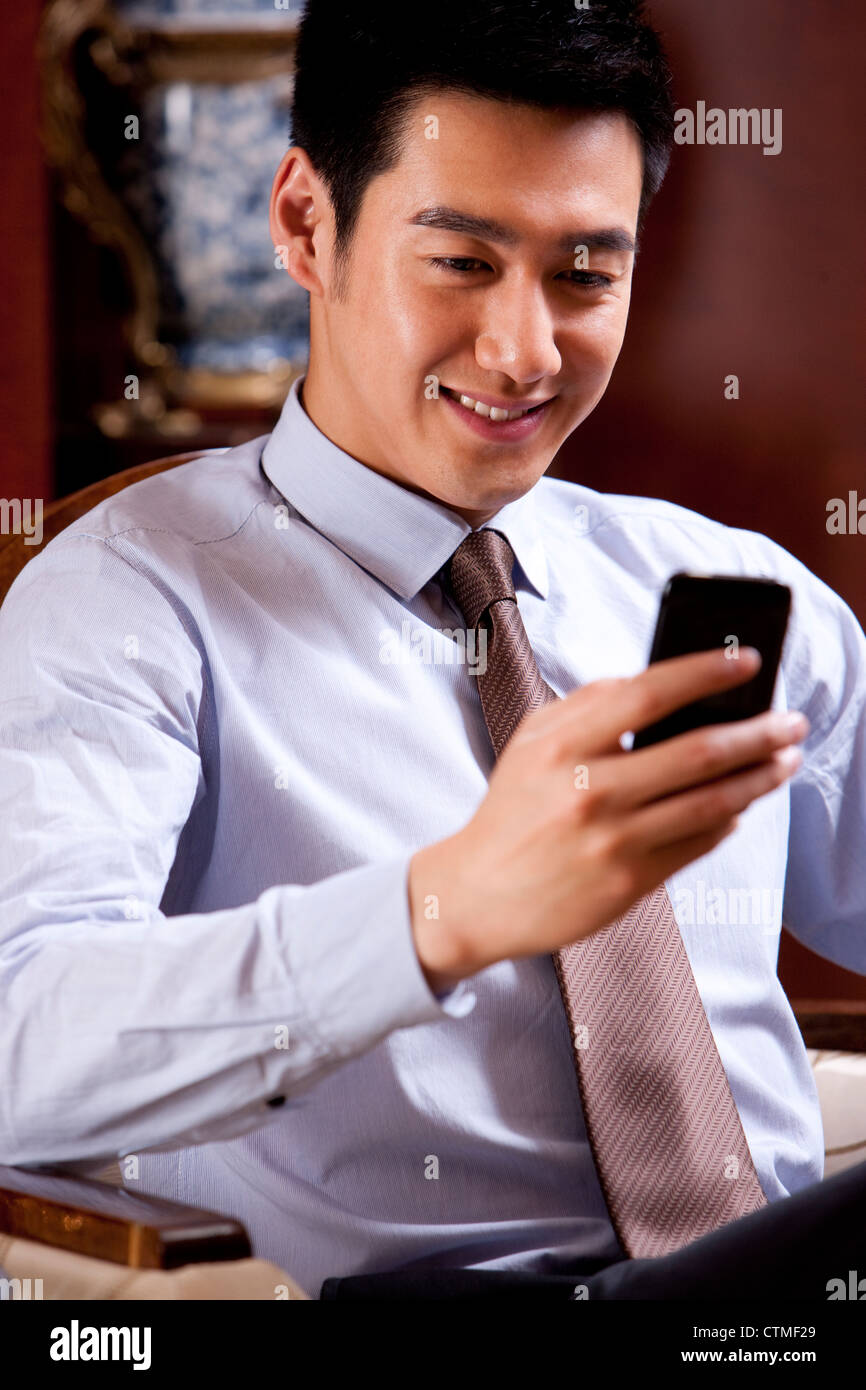 Young businessman using mobile phone Banque D'Images