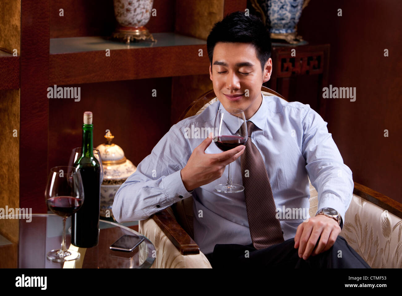 Young Woman enjoying wine dans l'hôtel Banque D'Images