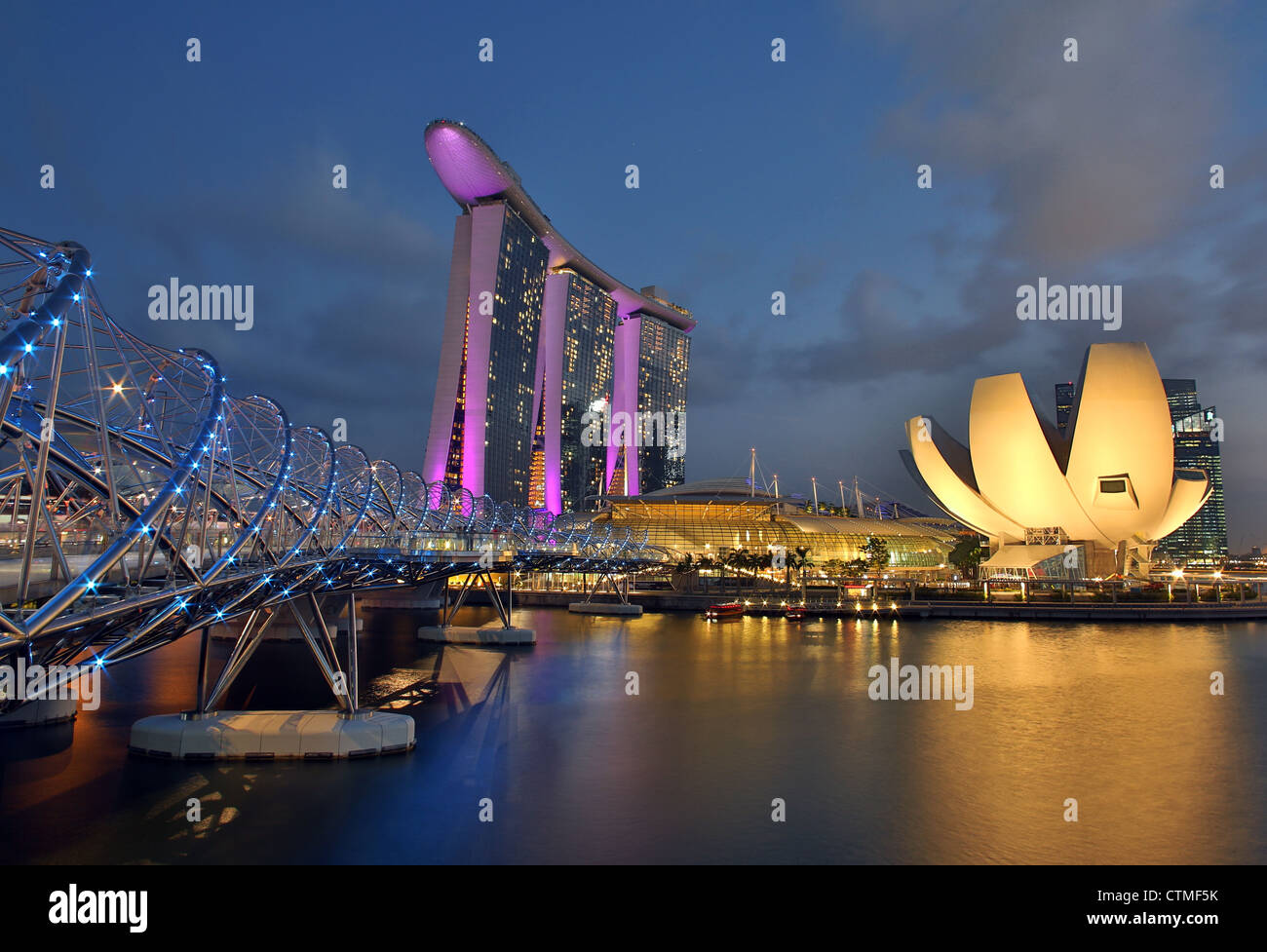 Helix bridge et le Marina Bay Sands 5* hôtel au crépuscule dans Marina Bay, Singapour Banque D'Images