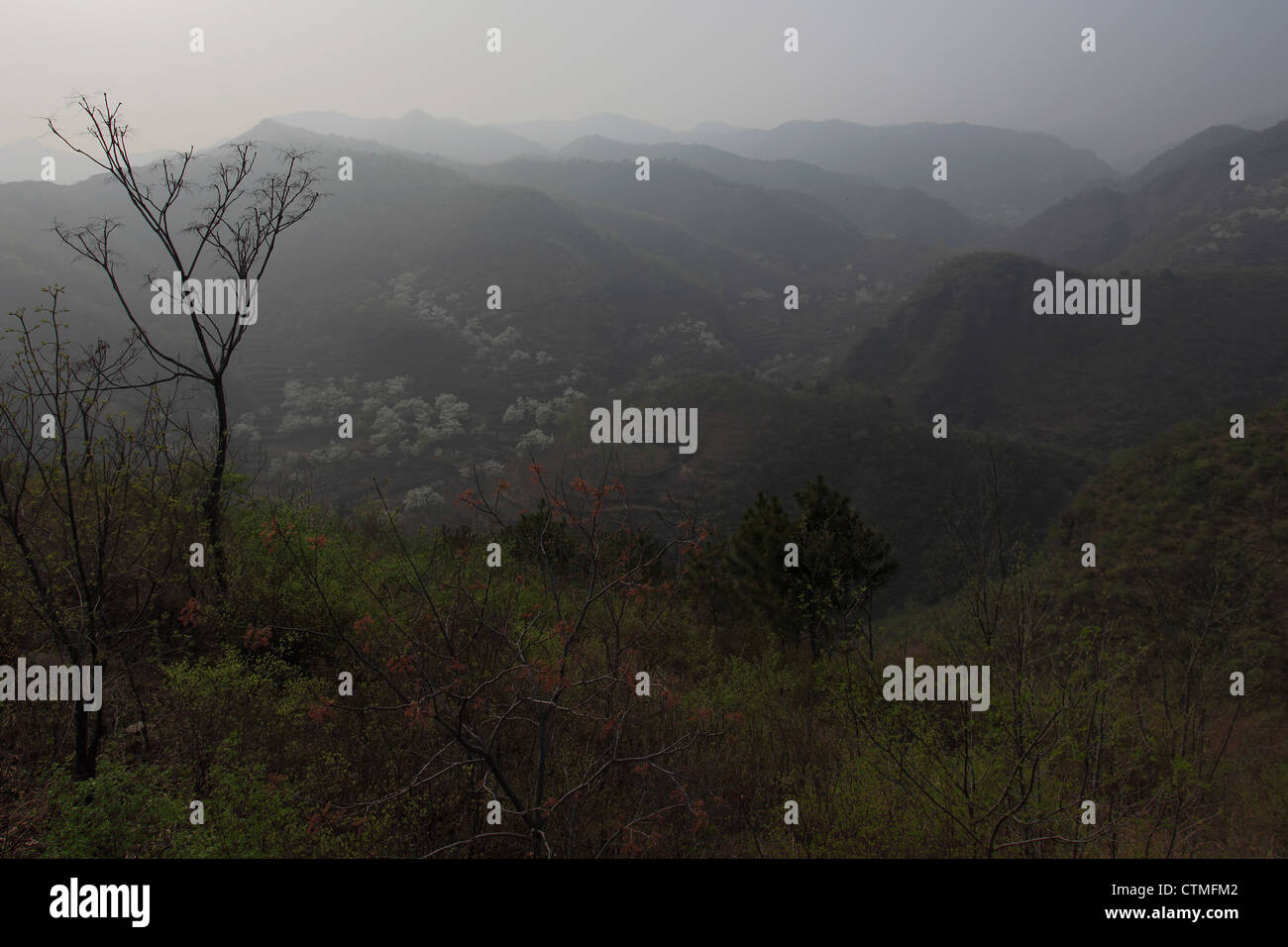 Misty vue sur des vallées de montagne, la Grande Muraille de Chine près de Qian Ganjian Huangya village, Pass, Tianjian Provence, Chine, Asie. Banque D'Images