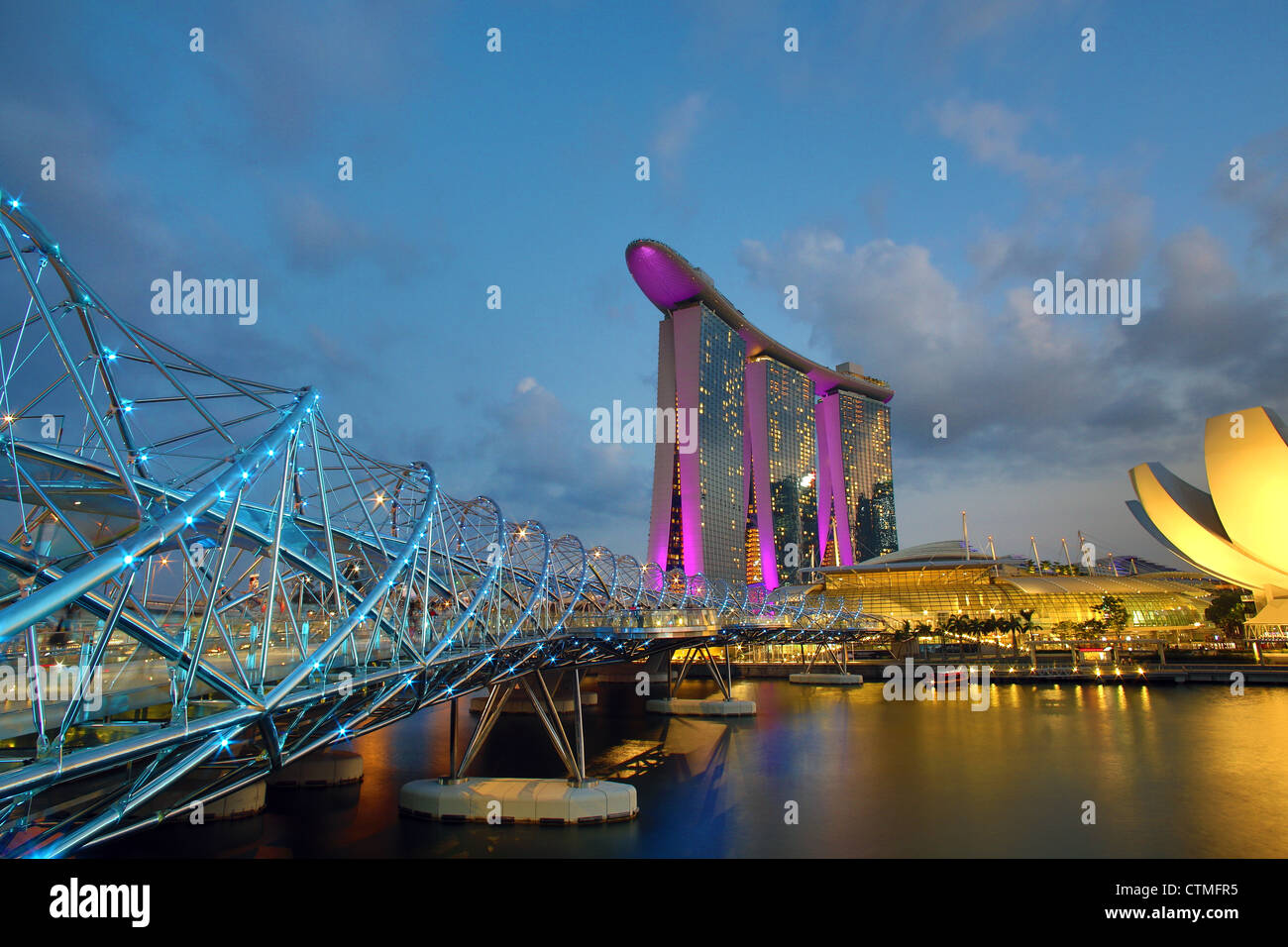 Helix bridge et le Marina Bay Sands 5* hôtel au crépuscule dans Marina Bay, Singapour Banque D'Images