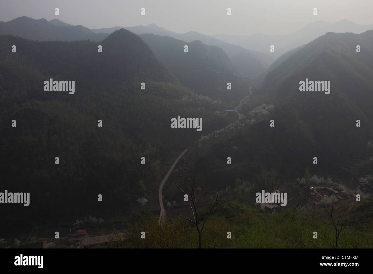 Misty vue sur des vallées de montagne, la Grande Muraille de Chine près de Qian Ganjian Huangya village, Pass, Tianjian Provence, Chine, Asie. Banque D'Images