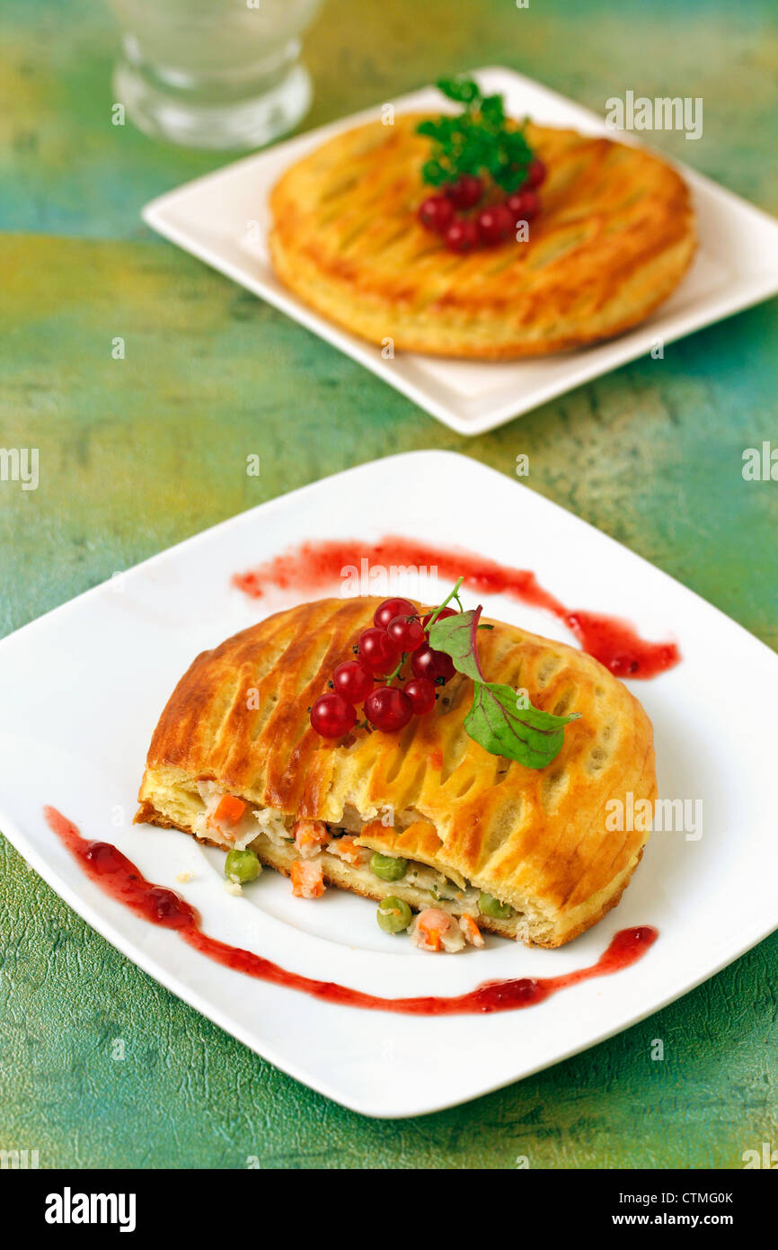 La pâte feuilletée avec du fromage et des légumes. Recette disponible. Banque D'Images