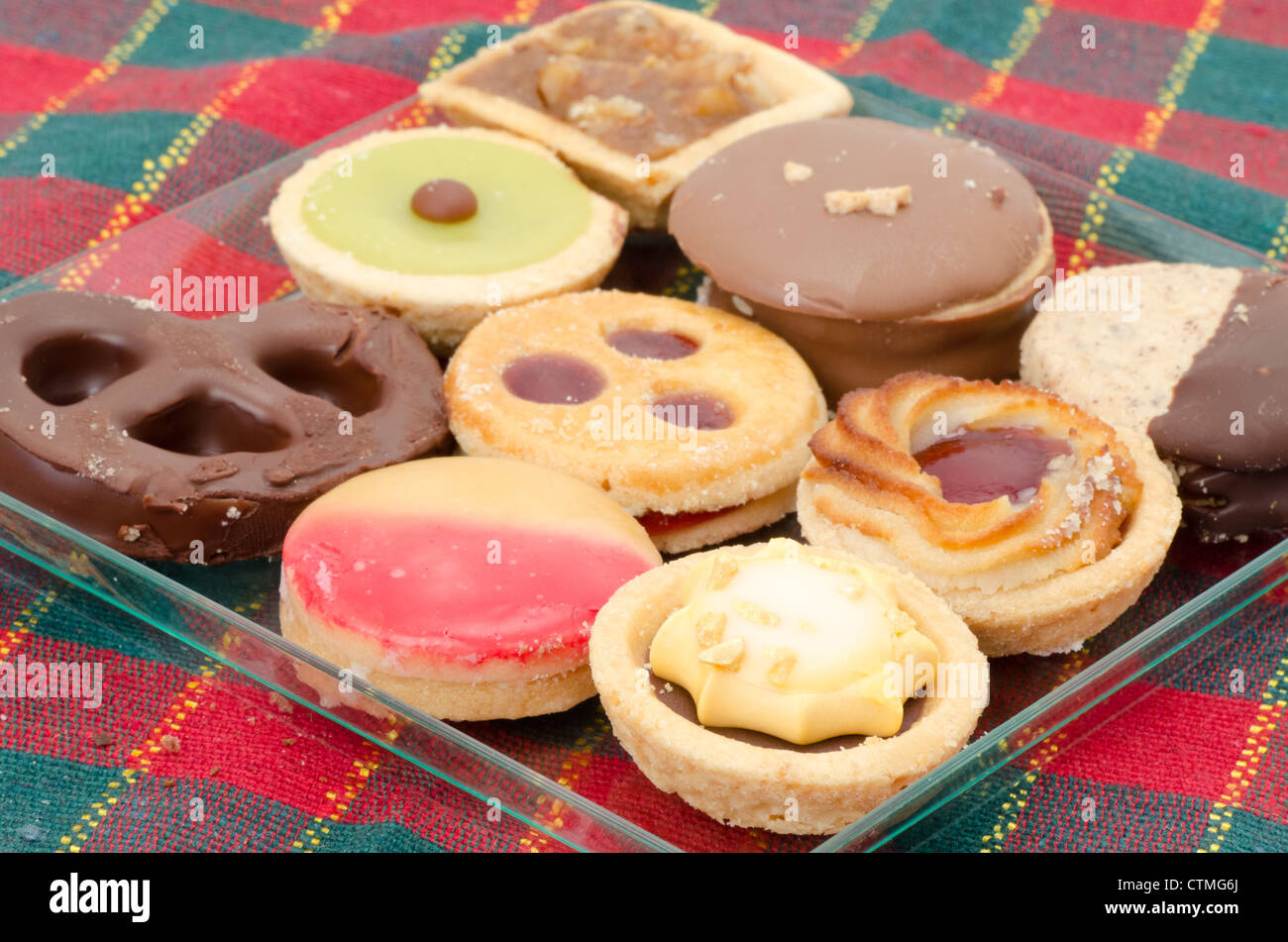 Petit fours français classique servi sur une plaque de verre clair Banque D'Images