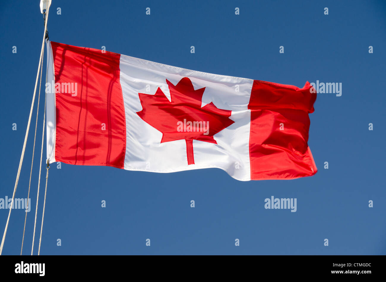 Le Canada, l'Ontario. Drapeau canadien sur ciel bleu. Banque D'Images