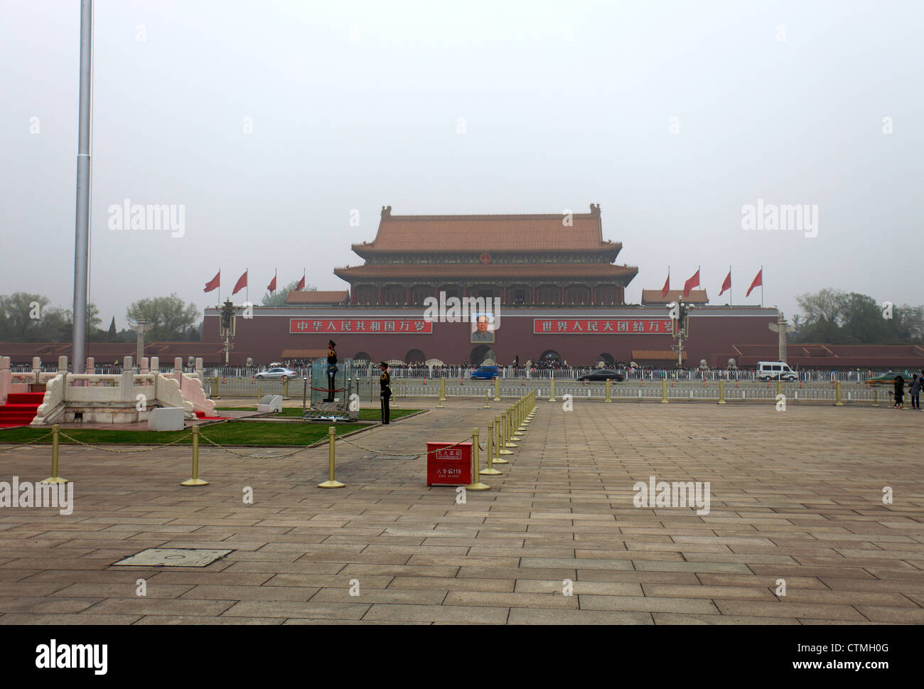 Vue sur la Place Tian'anmen Gate, avec le président Mao portrait, la ville de Beijing, capitale de Chine, Beijing, Provence, en Asie. Banque D'Images