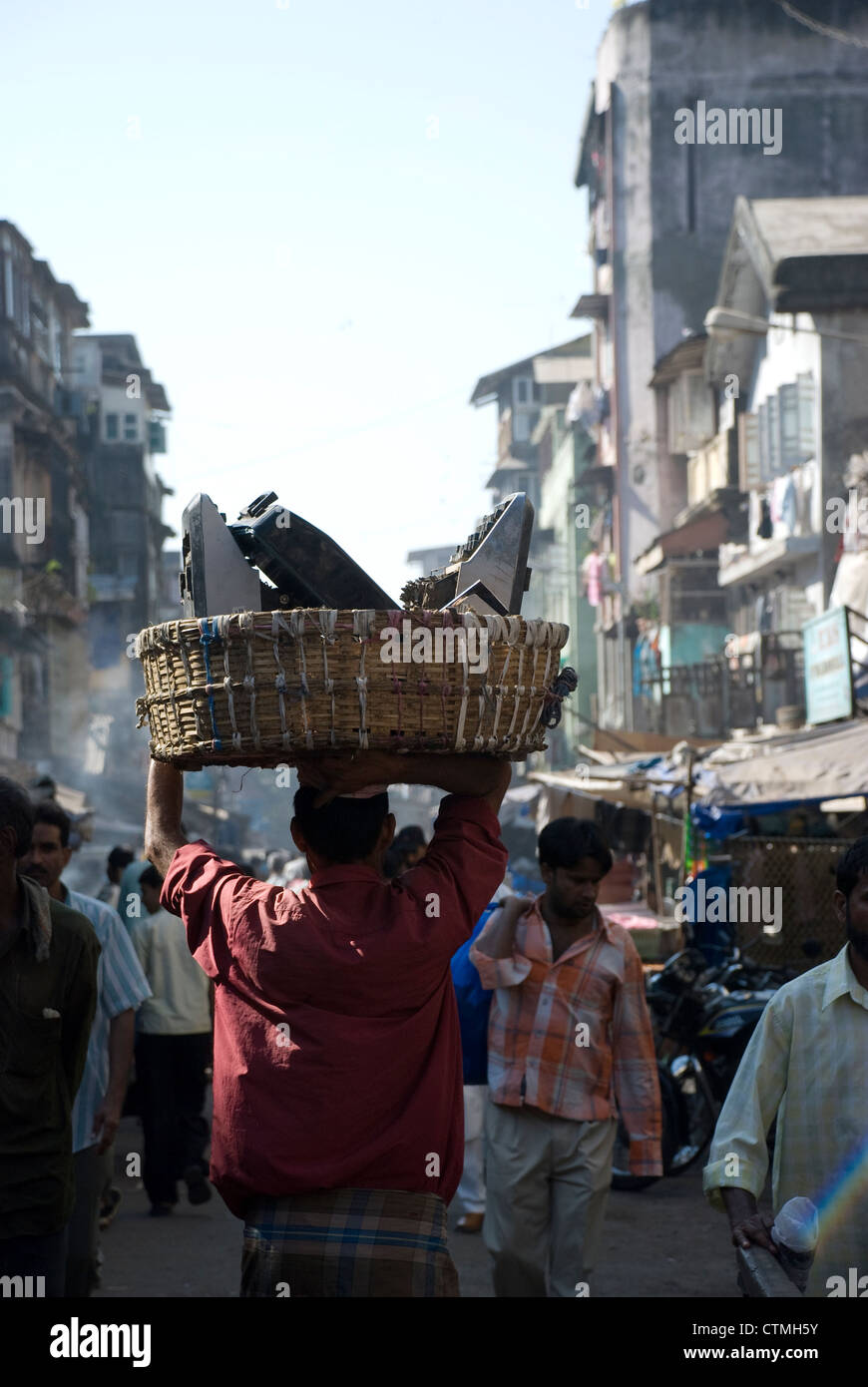 Man Type jetés dans un panier canne écrivains - Chor bazar, Mumbai, Inde Banque D'Images