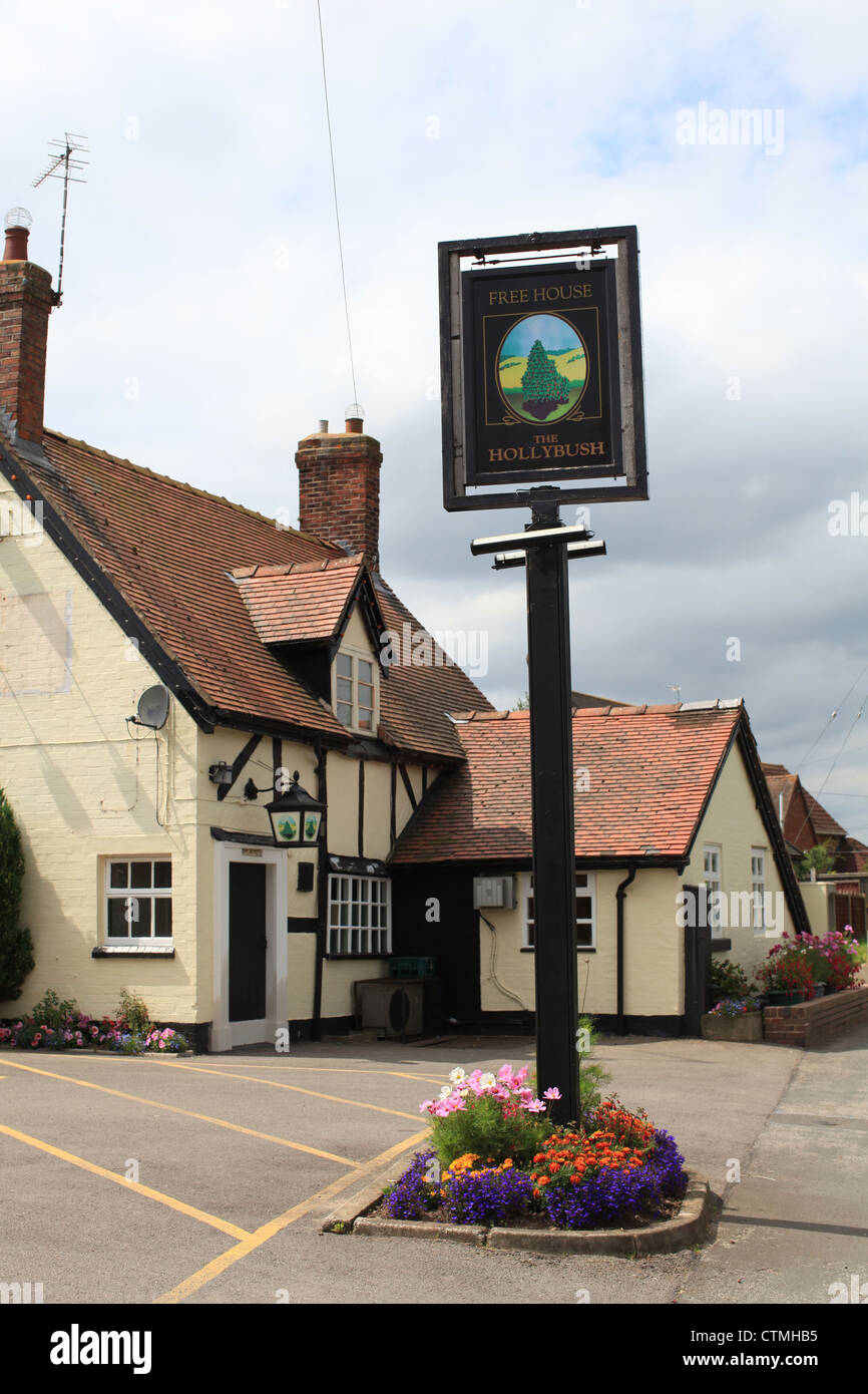Le Buisson de houx Pub dans Seighford, Staffordshire, qui a été acheté par des villageois Banque D'Images