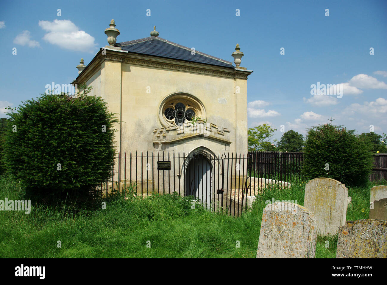 L'Ongley mausolée familial dans le cimetière de l'église St Leonard's, Old Warden Banque D'Images