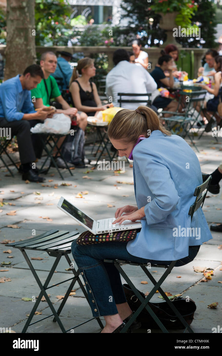 Les utilisateurs de l'ordinateur à Bryant Park à New York, profitez de l'accès gratuit à internet sans fil Banque D'Images