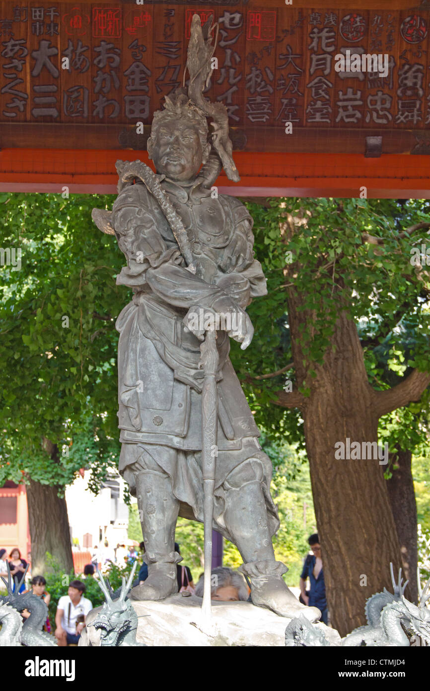 Une statue sur le dessus de l'eau sainte dans Asakusa Kannon Temple Sensoji (Tokyo) Japon Banque D'Images