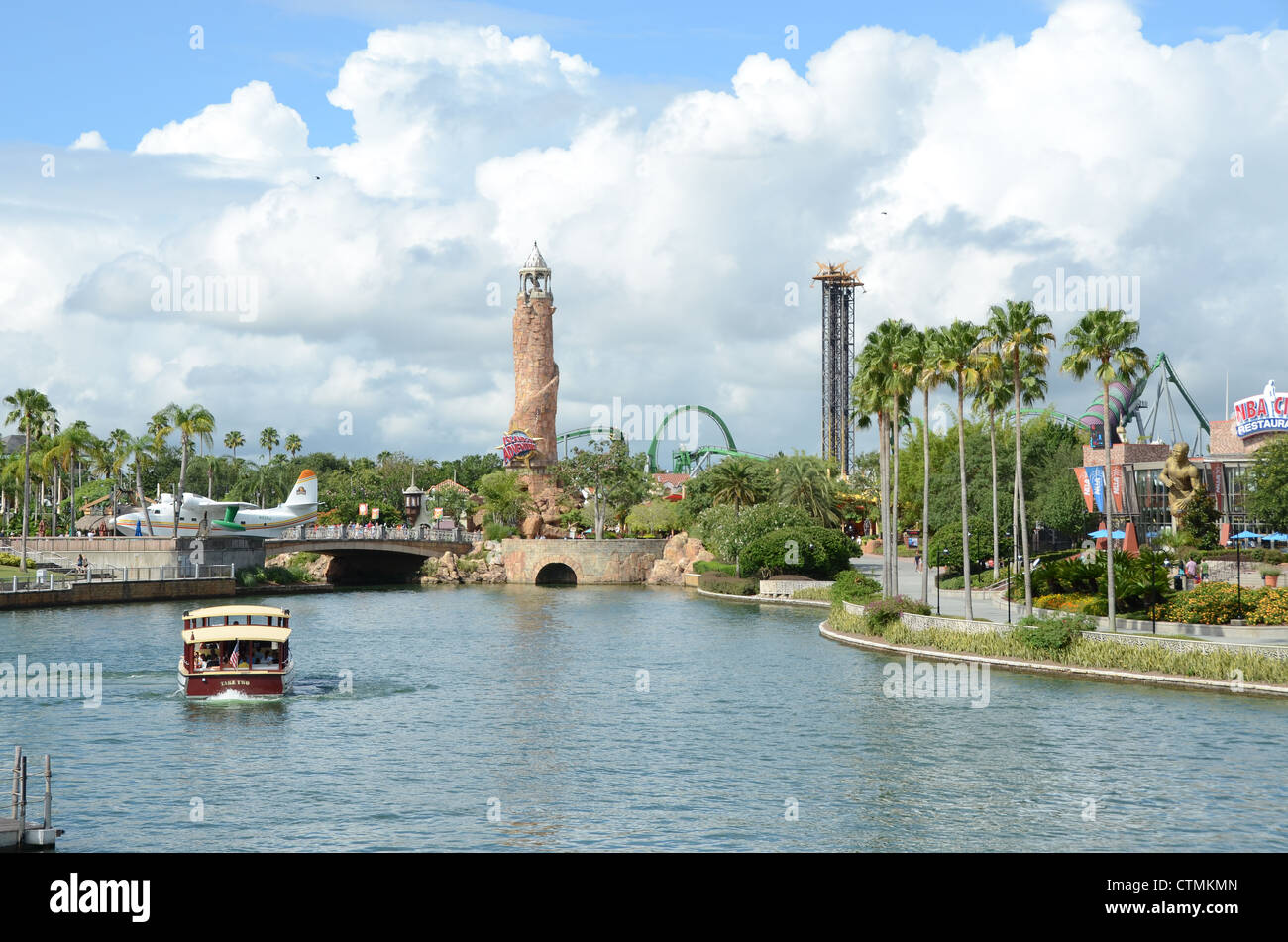 Un taxi d'eau qui prennent les clients séjournant à l'hotel sur le site de Universal Orlando City Walk, et l'entrée du Parc Banque D'Images