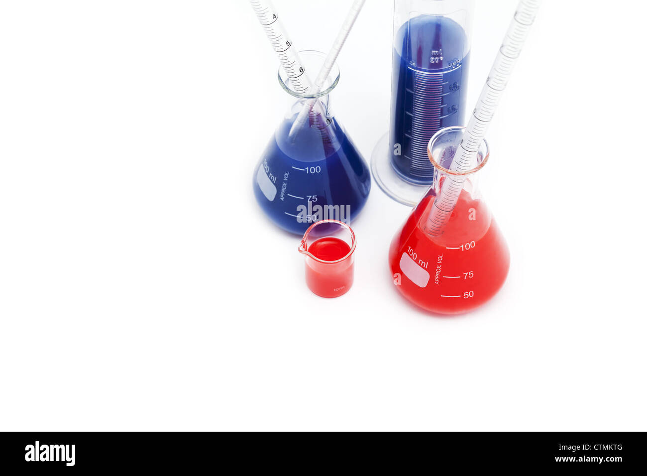 Flacons de laboratoire avec des produits chimiques on white Banque D'Images