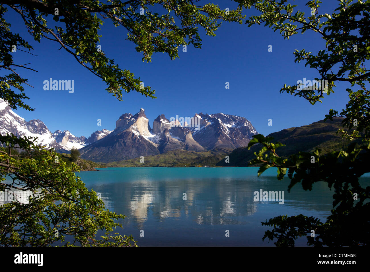 Vue sur le Lac Pehoe de Cuernos del Paine, Parc National Torres del Paine, Patagonie, Chili, Amérique du Sud Banque D'Images