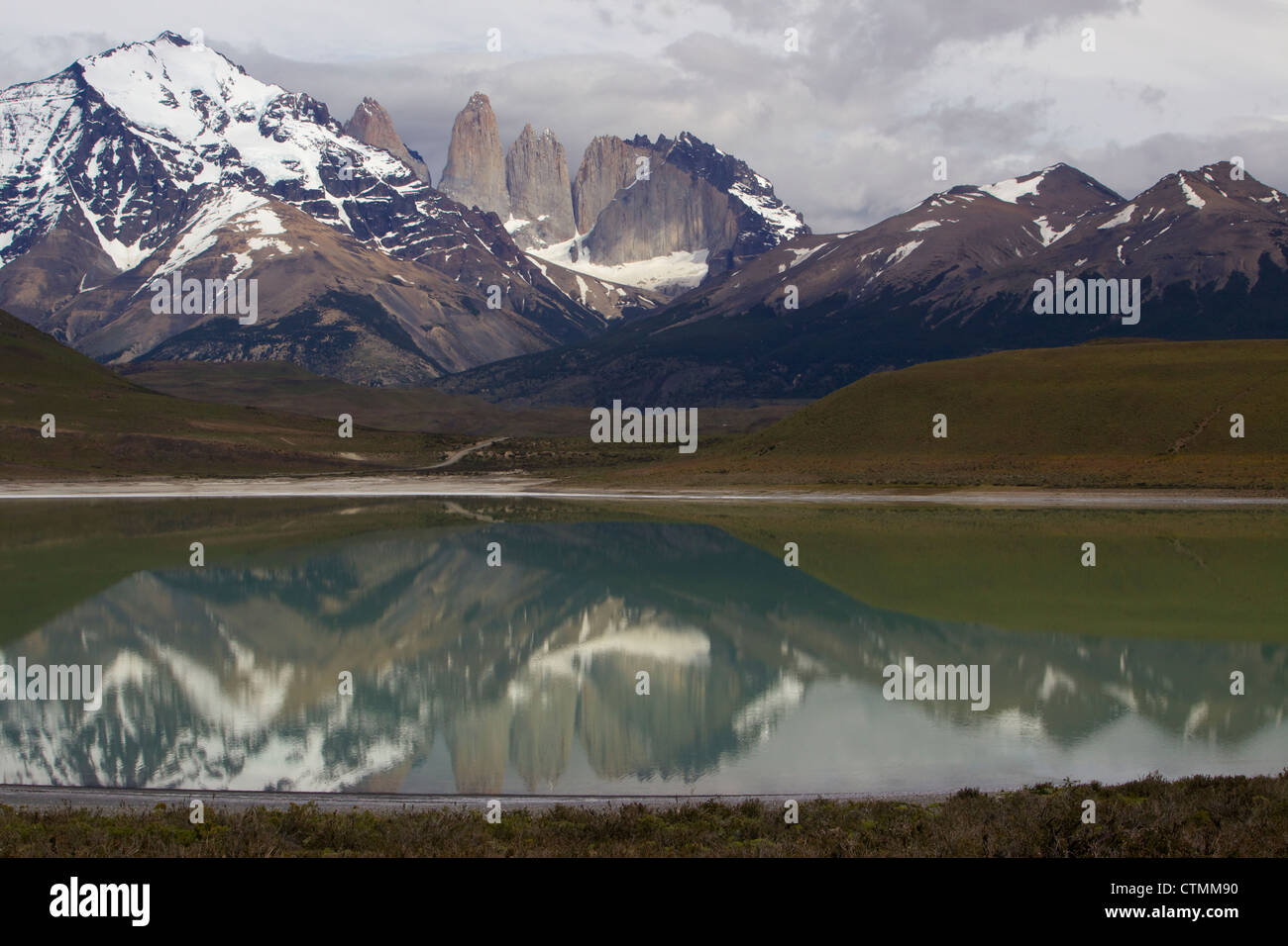 Vue de Torres del Paine reflétée dans un lac, Parc National Torres del Paine, Patagonie, Chili, Amérique du Sud Banque D'Images