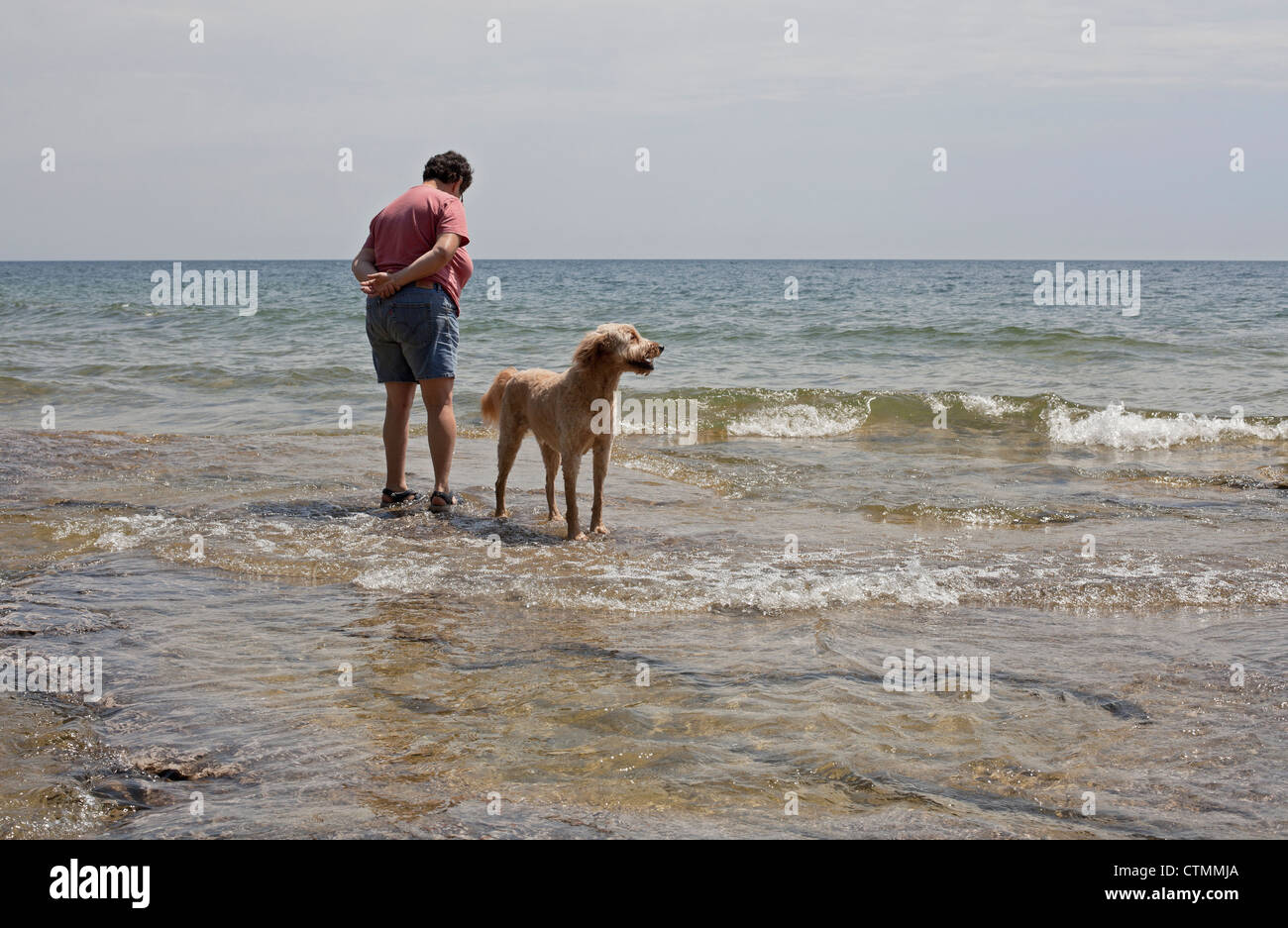 Une femme et son chien profiter du lac Michigan dans le comté de porte, au Wisconsin. Banque D'Images