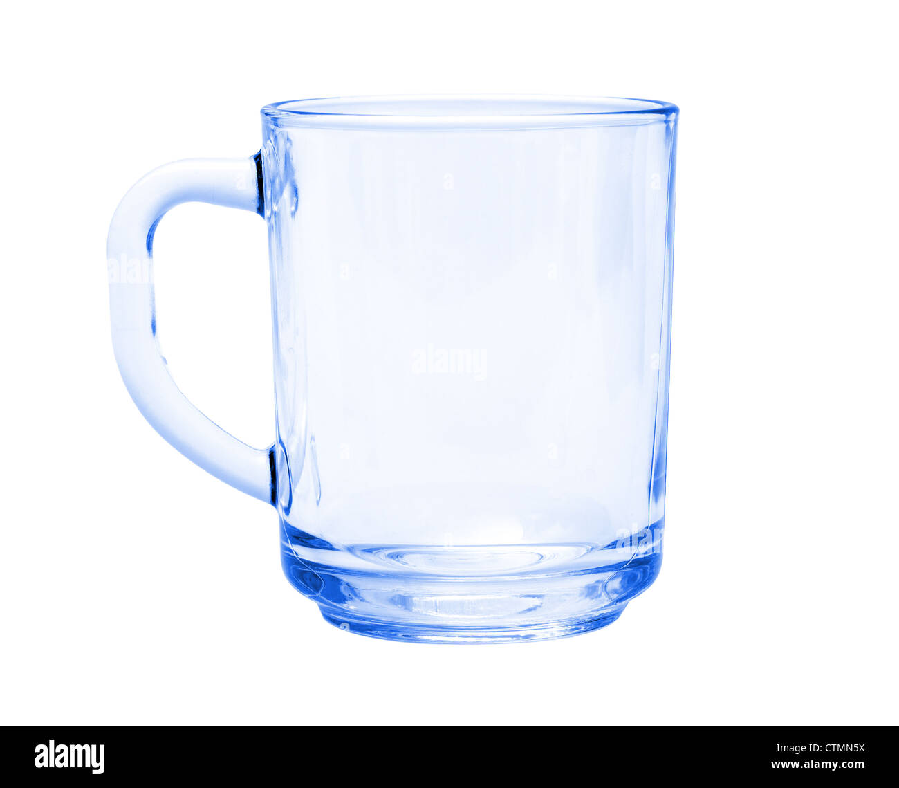Coupe en verre bleu vide, isolé sur fond blanc Banque D'Images