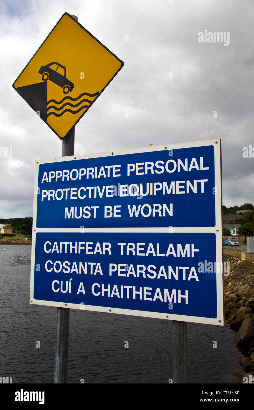 Signes d'avertissement en anglais et gaélique irlandais sur le quai du port Banque D'Images