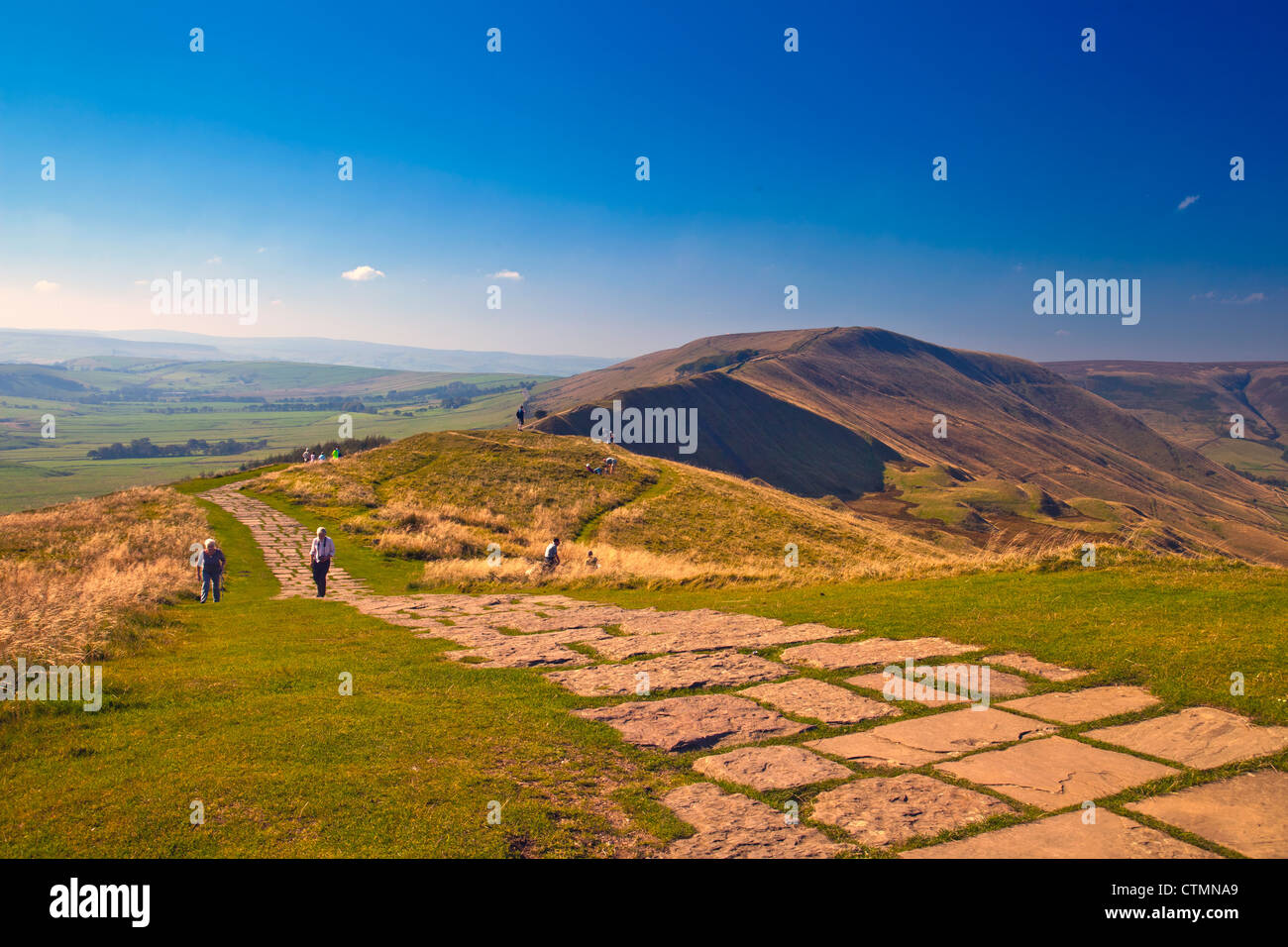 À l'ouest le long de Rushup Edge à partir de la voie de réparation de Mam Tor dans le parc national de Peak District Derbyshire, Angleterre, Royaume-Uni Banque D'Images