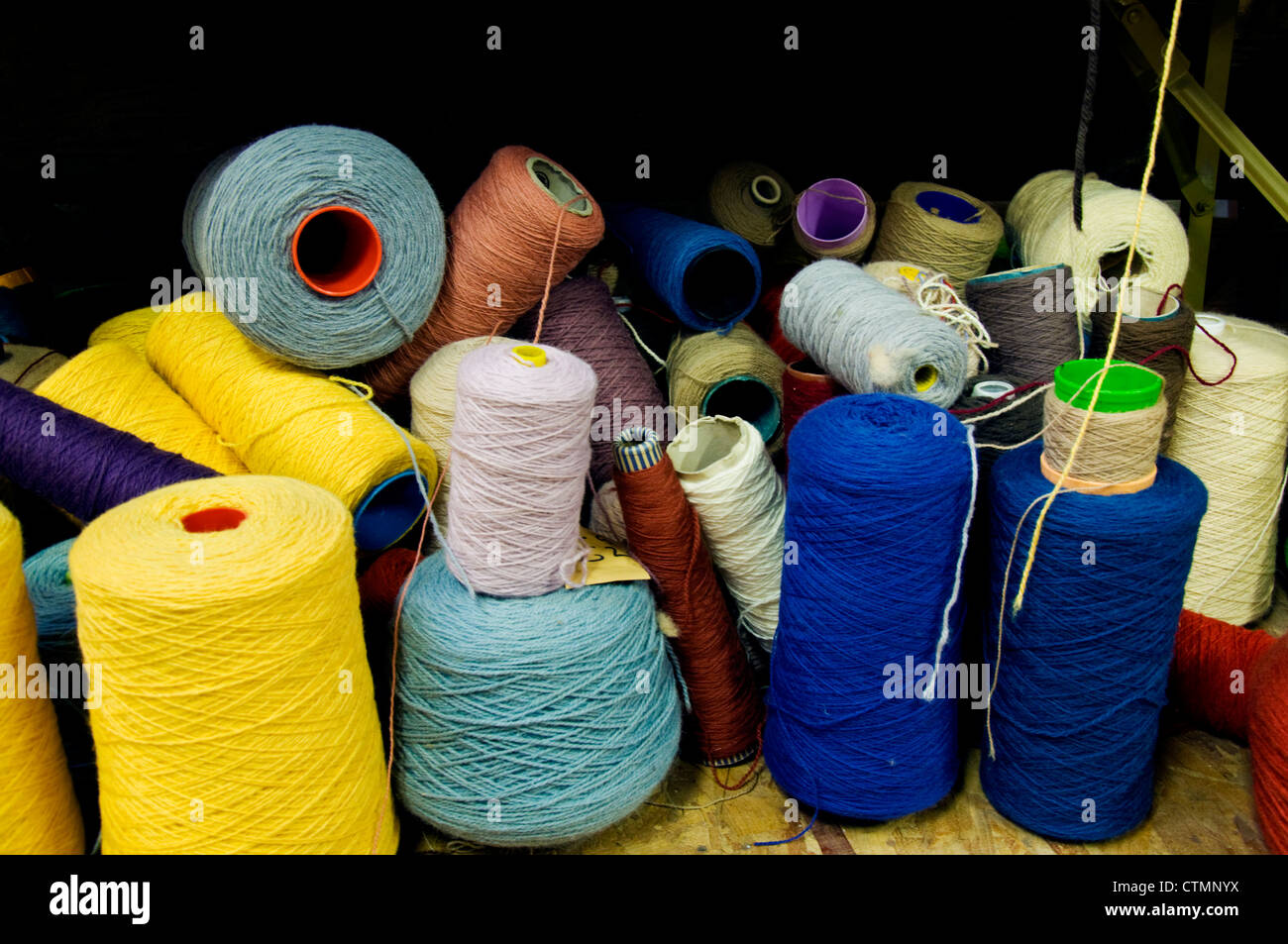 Bobines de laine teints utilisés dans la fabrication de tapis Photo Stock -  Alamy
