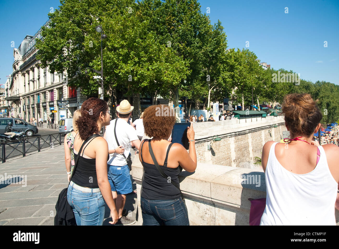 Paris, France - Woman taking photo with digital tablet Banque D'Images Paris, France - Woman taking photo with digital tablet Banque D'Images