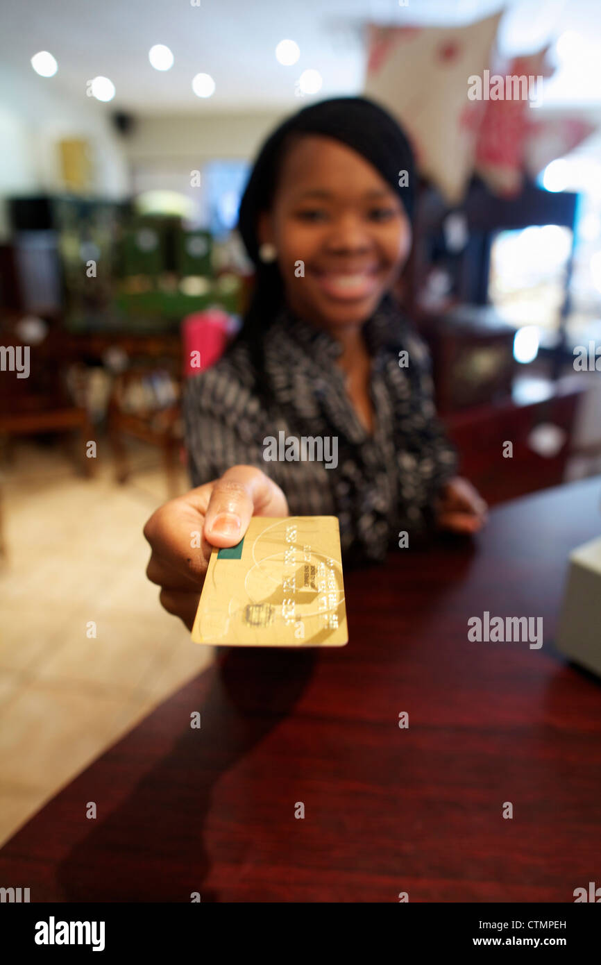 Une jeune femme de payer avec sa carte de crédit, Pietermaritzburg, KwaZulu-Natal, Afrique du Sud Banque D'Images